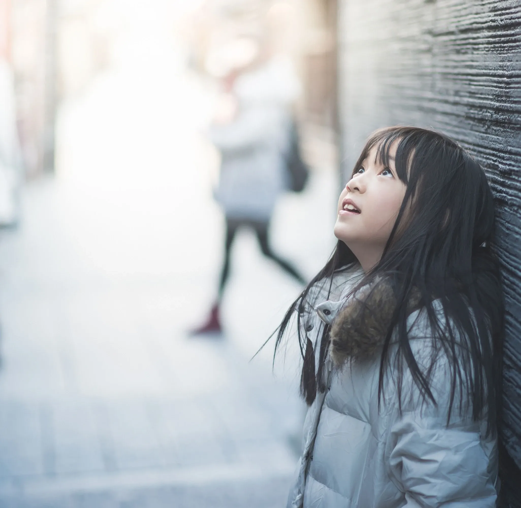 空を見上げる少女